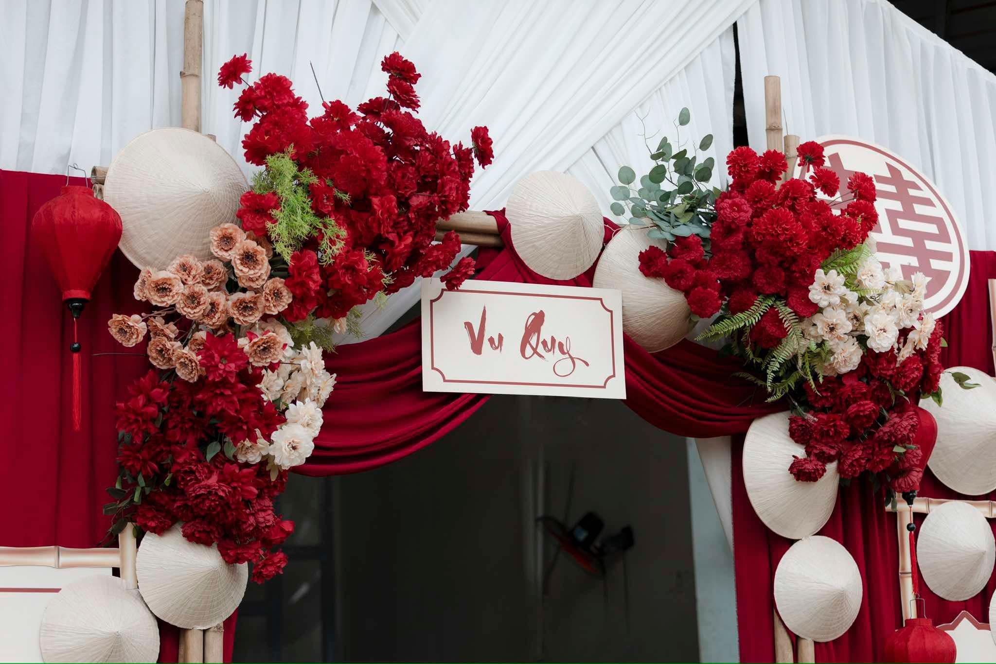 Cổng cưới tone đỏ kem Vintage phối rèm nón lá - Hình 2