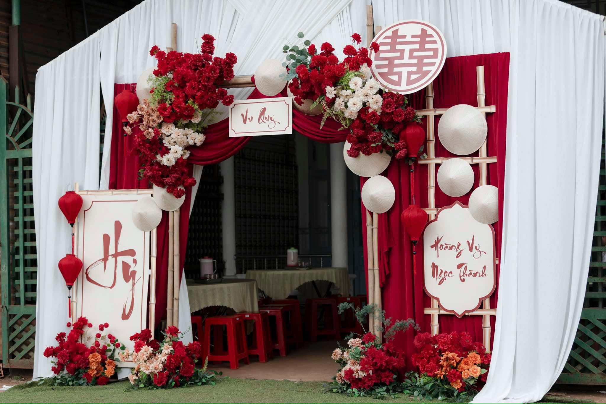 Cổng cưới tone đỏ kem Vintage phối rèm nón lá - Hình 3