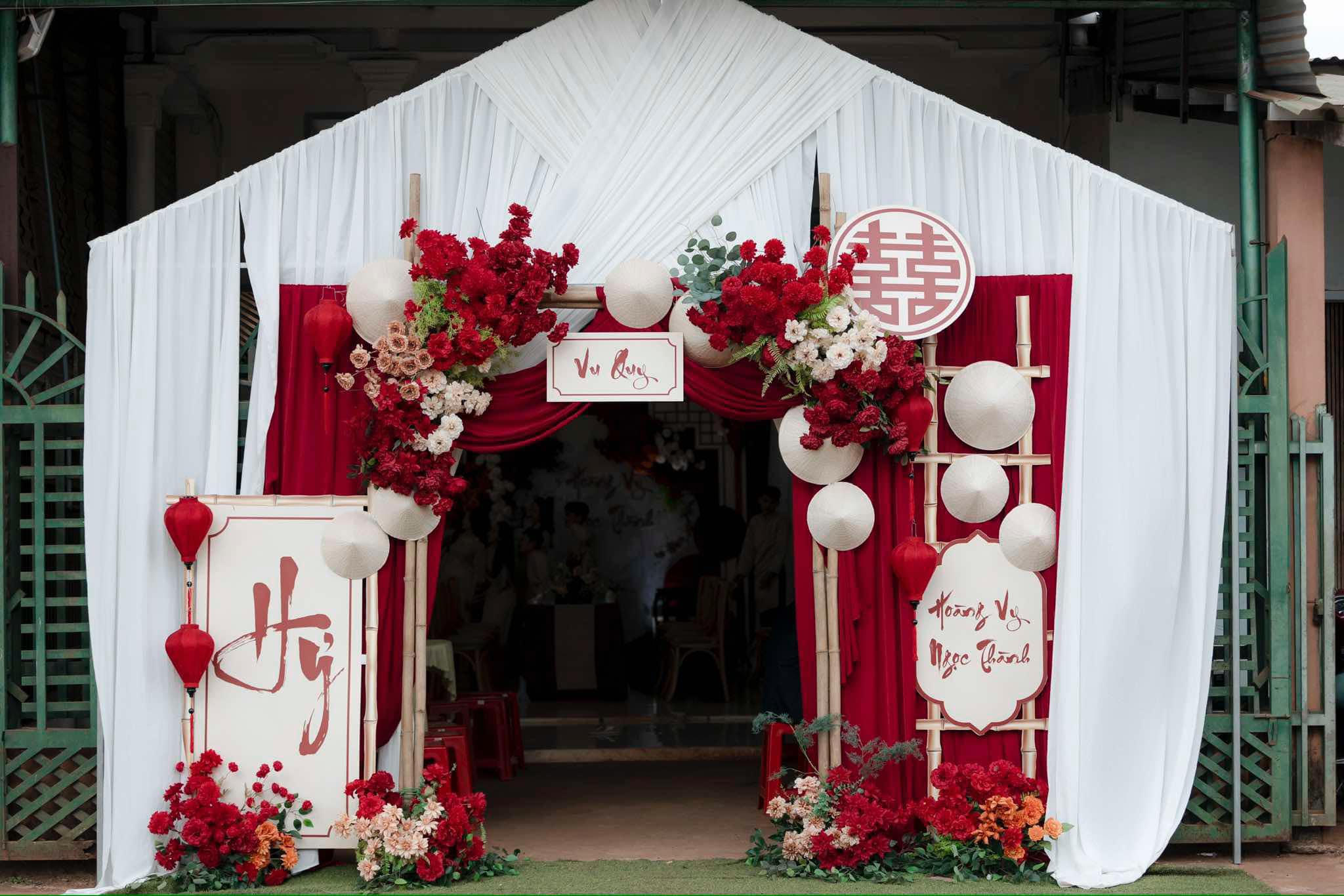 Cổng cưới tone đỏ kem Vintage phối rèm nón lá - Hình 4