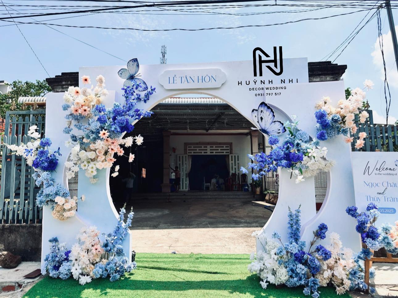 Cổng cưới tone xanh dương phối bướm, kèm bảng welcome cưới - Hình 2