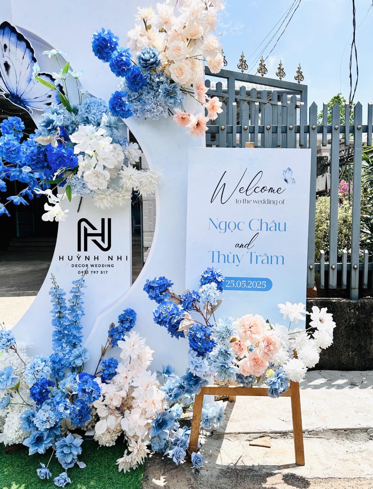 Cổng cưới tone xanh dương phối bướm, kèm bảng welcome cưới - Hình 3